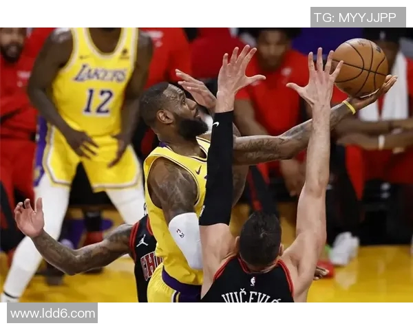 詹姆斯复出难阻湖人败局,东契奇低迷湖人队三连败陷危机